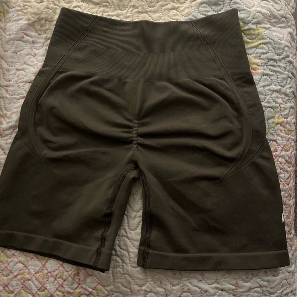 SHORTS ARE NOT FORSALE,I LOVE THE EFFORTLESS COLLECTION. Let me know if you got